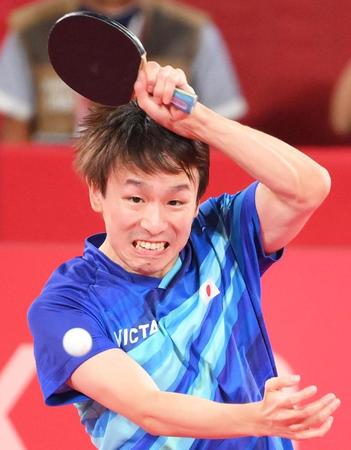 　ボールを打ち返す丹羽孝希（撮影・堀内翔）