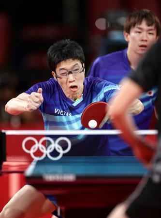 　男子団体３位決定戦　韓国戦の第１試合でリターンする水谷隼。右は丹羽孝希＝東京体育館