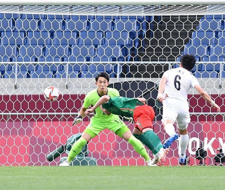 　バスケスに２点目を奪われるＧＫ谷（撮影・西岡正）