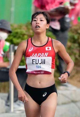 　女子２０キロ競歩　１３位でゴールした藤井菜々子＝札幌大通公園発着特設コース