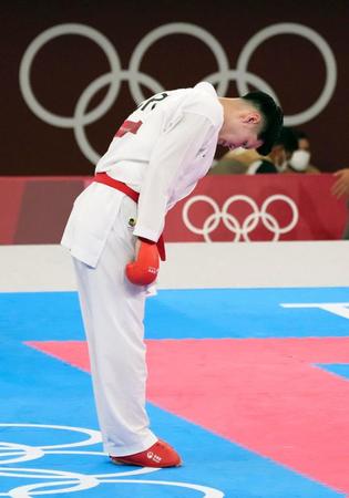 男子組手75キロ級１次リーグでハンガリー選手に敗れた西村拳＝日本武道館