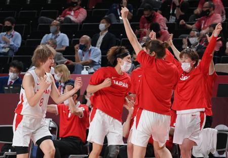 　第４Ｑ、追加点に喜ぶ高田真希（左）と町田瑠唯（撮影・堀内翔）