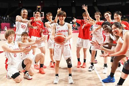 　試合後に記念撮影をする町田瑠唯（中央）＝撮影・堀内翔