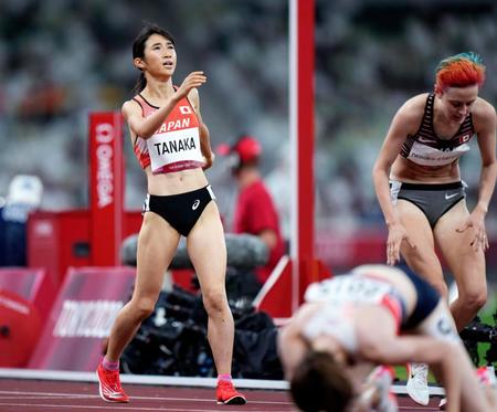 　女子１５００メートル決勝　３分59秒95の８位でゴールした田中希実（左）＝国立競技場