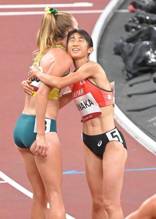 　８位入賞し、他国の選手と抱き合う田中希実（右）＝撮影・高部洋祐