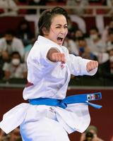 　空手女子形決勝で演武する清水希容。銀メダルを獲得した