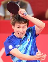 　ボールを打ち返す丹羽孝希（撮影・堀内翔）