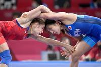 女子50キロ級準決勝　アゼルバイジャン選手（左）と対戦する須崎優衣＝幕張メッセ