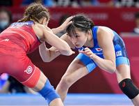 女子50キロ級準決勝、アゼルバイジャン選手（左）と対戦する須崎優衣＝幕張メッセ