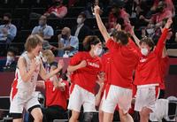 　第４Ｑ、追加点に喜ぶ高田真希（左）と町田瑠唯（撮影・堀内翔）