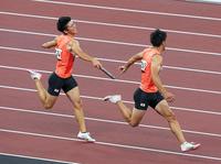 男子４００メートルリレー決勝、第１走者の多田修平（左）から第２走者の山県亮太へバトンミス。ゴールできなかった＝国立競技場