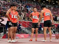 男子４００メートルリレー決勝　バトンミスでゴールできず、肩を落とす（左から）小池祐貴、山県亮太、桐生祥秀、多田修平＝国立競技場