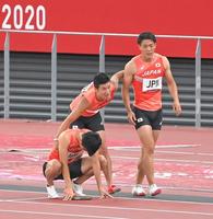 　バトンミスをした多田修平（左）、山県亮太（右）の肩を抱く桐生祥秀（撮影・高部洋祐）