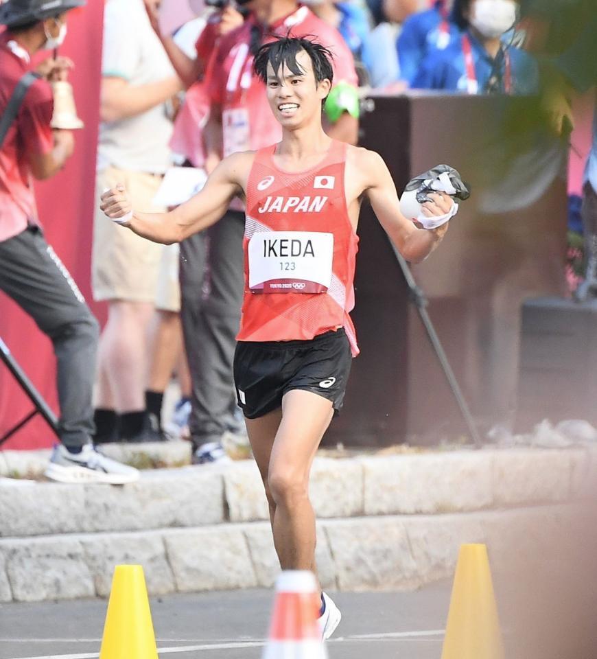 　２位でゴールしガッツポーズの池田向希（撮影・金田祐二）