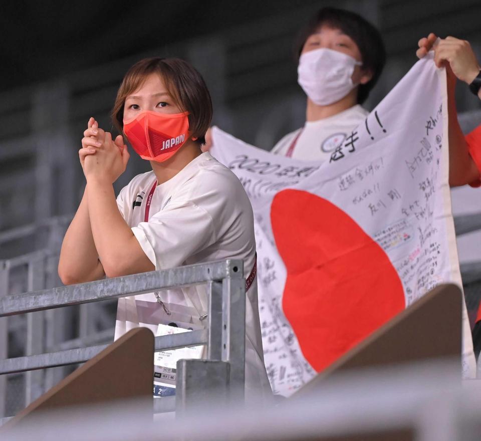 　スタンドから姉・梨紗子を応援する川井友香子（左）