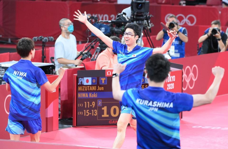 　第１試合に勝利して喜ぶ水谷隼（撮影・堀内翔）