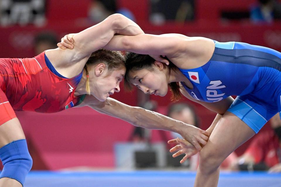 女子50キロ級準決勝　アゼルバイジャン選手（左）と対戦する須崎優衣＝幕張メッセ