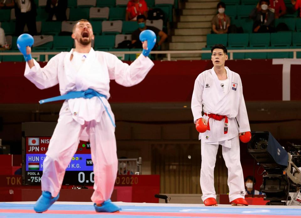 男子組手75キロ級１次リーグ、ハンガリー選手（左）に敗れた西村拳＝日本武道館