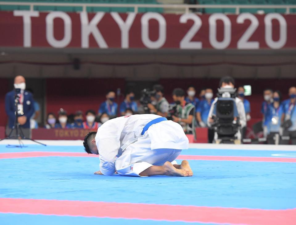　金メダルが確定し、正座してあいさつする喜友名諒（撮影・高部洋祐）