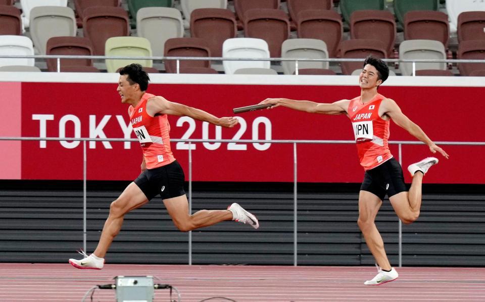 男子４００メートルリレー決勝　バトンパスを失敗する第１走者の多田修平（右）と第２走者の山県亮太＝国立競技場