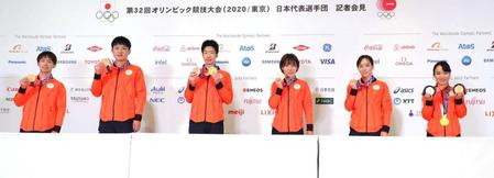 卓球　会見　（左から）丹羽孝希、張本智和、水谷隼、平野美宇、石川佳純、伊藤美誠（代表撮影）２０２１年８月７日＝東京都内の選手団会見場で
