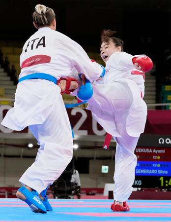 女子組手61キロ超級１次リーグ　イタリア選手（左）を攻める植草歩＝日本武道館