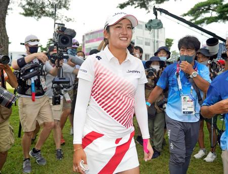 女子ゴルフで銀メダルを懸けたプレーオフを制し、笑顔で引き揚げる稲見萌寧＝霞ケ関ＣＣ