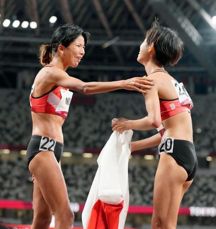 　女子１万メートル決勝で、７位入賞を果たした広中璃梨佳（右）を祝福する新谷仁美＝国立競技場
