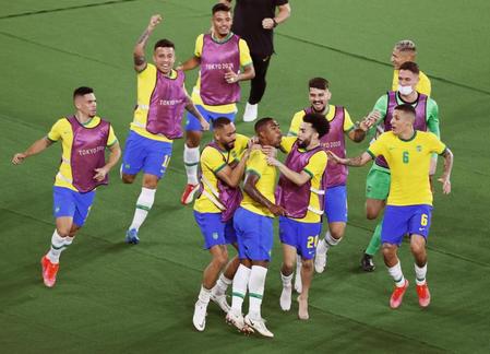 　延長後半、マウコン（手前中央）のゴールに大喜びのブラジルイレブン＝日産スタジアム