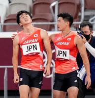 男子４００メートルリレー決勝で、バトンパスに失敗した第１走者の多田修平（左）に声をかけるアンカーの小池祐貴＝国立競技場