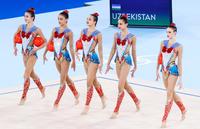 　団体総合予選　日本のアニメ「美少女戦士セーラームーン」の衣装を着けてボールの演技に臨むウズベキスタン