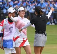 プレーオフを終え、リディア・コ（右）と健闘を称えあう稲見萌寧＝霞ヶ関カンツリー倶楽部（撮影・堀内翔）