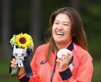 銀メダルを手に笑顔を見せる稲見萌寧＝霞ヶ関カンツリー倶楽部（撮影・堀内翔）