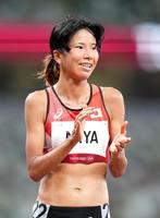 女子１万メートル決勝　ゴール後に、７位入賞を果たした広中璃梨佳に拍手を送る新谷仁美＝国立競技場