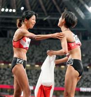 　女子１万メートル決勝で、７位入賞を果たした広中璃梨佳（右）を祝福する新谷仁美＝国立競技場
