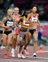 女子１万メートル決勝　力走する新谷仁美（右手前）＝国立競技場
