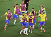 　延長後半、マウコン（手前中央）のゴールに大喜びのブラジルイレブン＝日産スタジアム