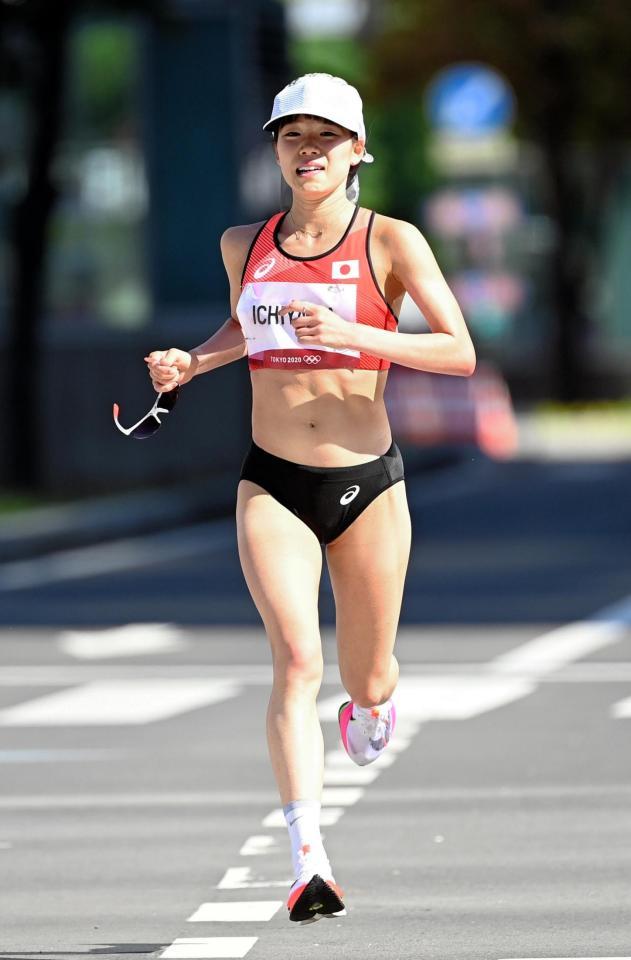 ゴール直前、サングラスを外す一山麻緒＝２０２１年８月７日、札幌市中央区（代表撮影）