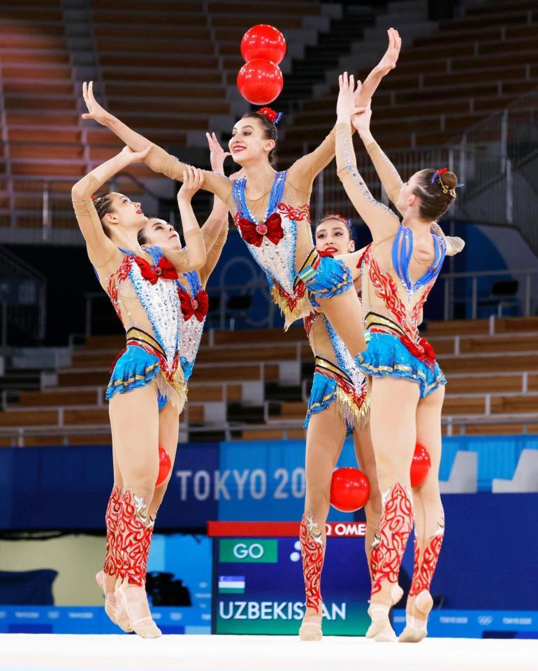　団体総合予選　日本のアニメ「美少女戦士セーラームーン」の衣装を着てボールの演技をするウズベキスタン