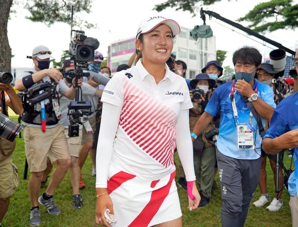 女子ゴルフで銀メダルを懸けたプレーオフを制し、笑顔で引き揚げる稲見萌寧＝霞ケ関ＣＣ