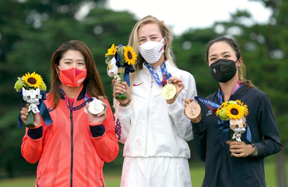 女子ゴルフの表彰式で記念撮影する（左から）銀メダルの稲見萌寧、金メダルのネリー・コルダ、銅メダルのリディア・コ＝霞ケ関ＣＣ