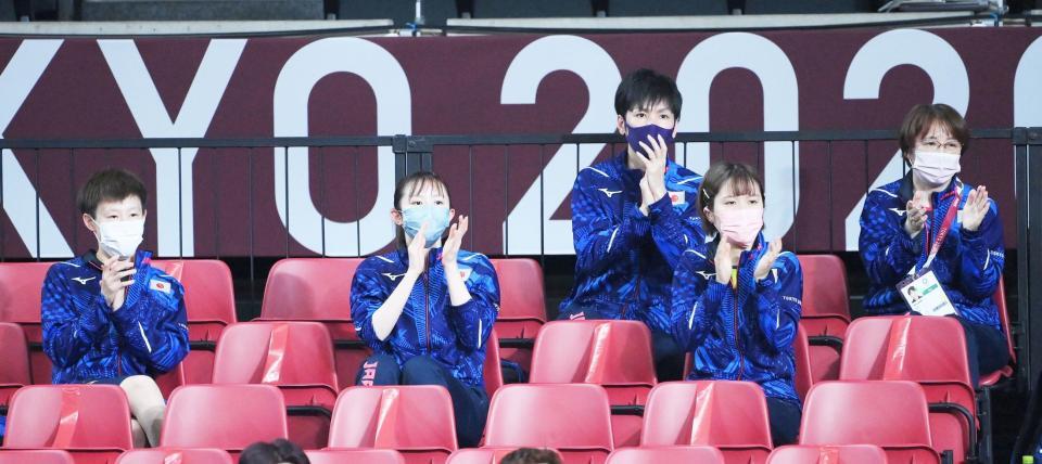 ３位決定戦を見つめる早田ひな（左から２人目）＝７月２９日