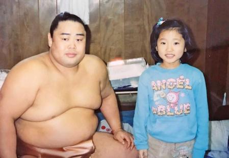 　大相撲元小結の垣添（左）と写真を撮る小学生時代の須崎優衣（家族提供）
