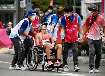 　男子マラソン　ゴール後に車いすで運ばれる服部勇馬＝札幌市