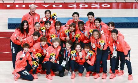 　銀メダルを手に笑顔を見せる日本の選手ら