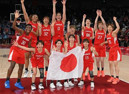 　銀メダルを獲得した女子バスケット日本代表（撮影・堀内翔）