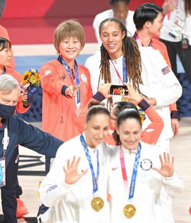 　試合後、米国の選手と記念写真に納まる高田真希（撮影・高部洋祐）