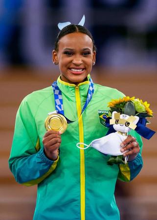 　女子種目別跳馬で金メダルを獲得したレベカ・アンドラデ＝　１日
