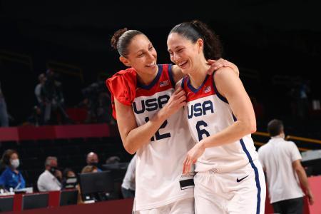 　バスケットボール女子決勝、優勝を決め、歓喜の表情を浮かべる米国のダイアナ・トーラジ（左）とスー・バード＝８日、さいたまスーパーアリーナ（ロイター＝共同）