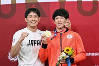 　金メダルを獲得し、兄の圭祐（左）と笑顔を見せる乙黒拓斗